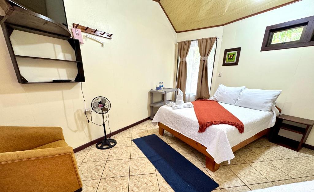 Cabinas El Pueblo B&B Monteverde - Dreibettzimmer Mit Balkon