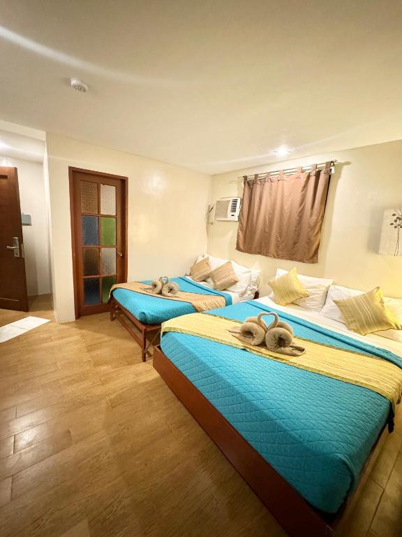 Postel nebo postele na pokoji v ubytování White Beach Suites Boracay