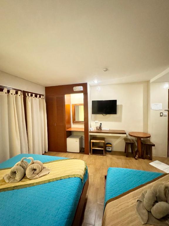 Postel nebo postele na pokoji v ubytování White Beach Suites Boracay