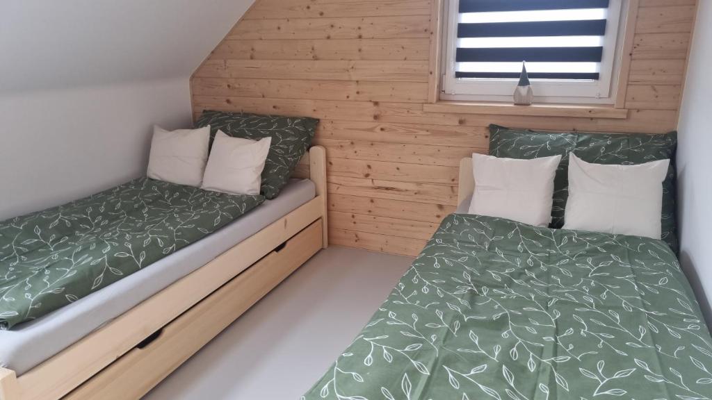 Postel nebo postele na pokoji v ubytování Roubenka Olešná na Moravě
