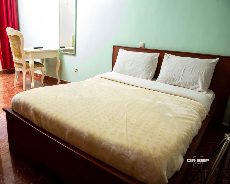 Postel nebo postele na pokoji v ubytování CERGY PONTOISE Hôtel Bafoussam