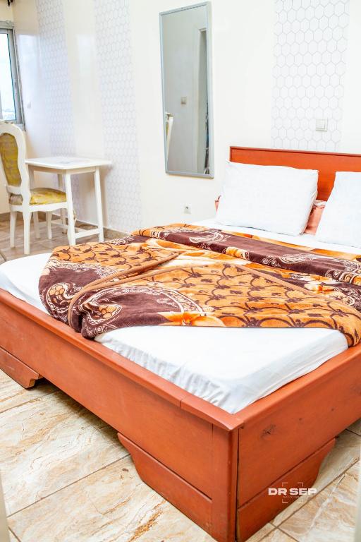 Postel nebo postele na pokoji v ubytování CERGY PONTOISE Hôtel Bafoussam