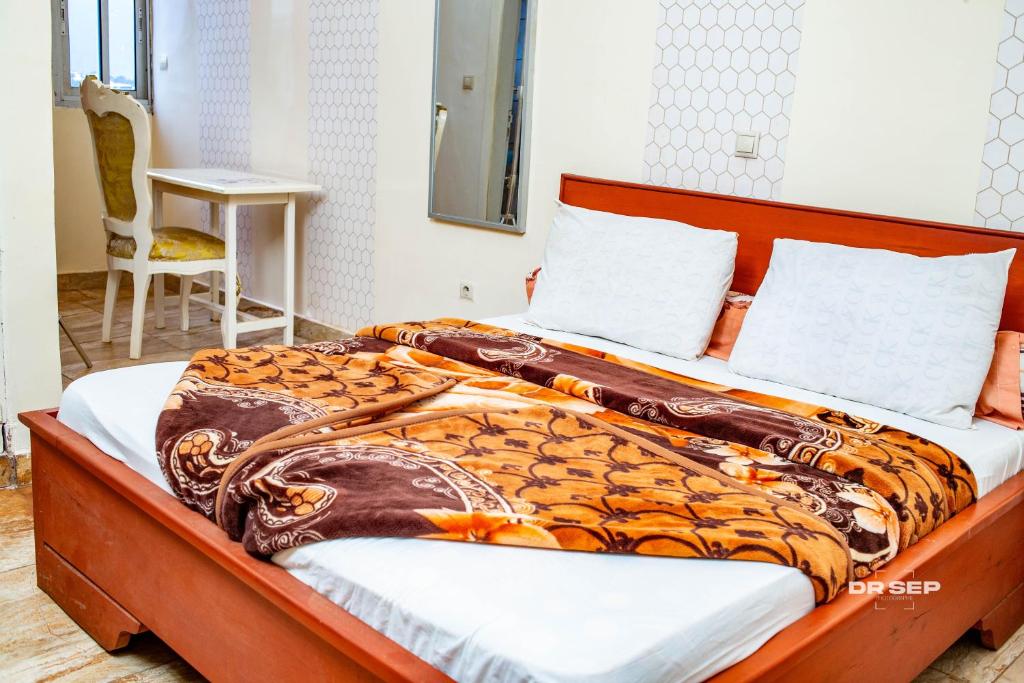 Postel nebo postele na pokoji v ubytování CERGY PONTOISE Hôtel Bafoussam