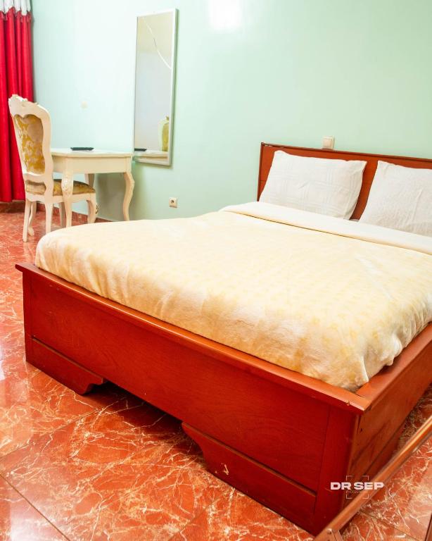 Postel nebo postele na pokoji v ubytování CERGY PONTOISE Hôtel Bafoussam