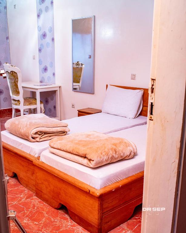 Postel nebo postele na pokoji v ubytování CERGY PONTOISE Hôtel Bafoussam