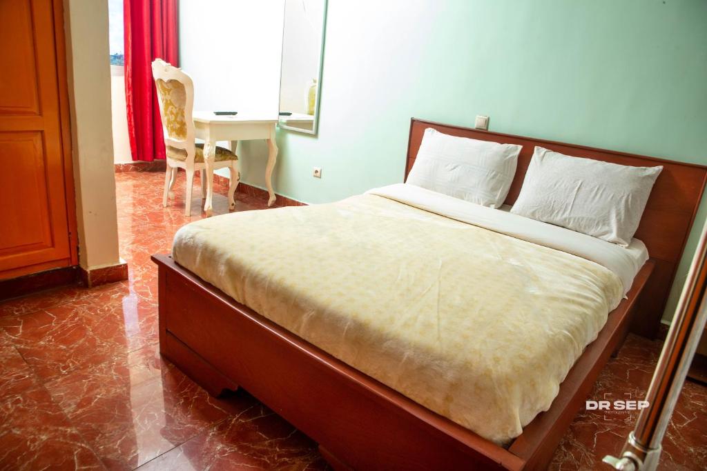 Postel nebo postele na pokoji v ubytování CERGY PONTOISE Hôtel Bafoussam