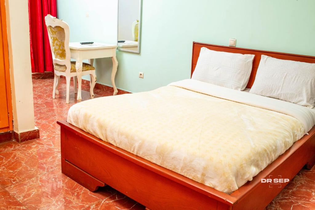 Postel nebo postele na pokoji v ubytování CERGY PONTOISE Hôtel Bafoussam