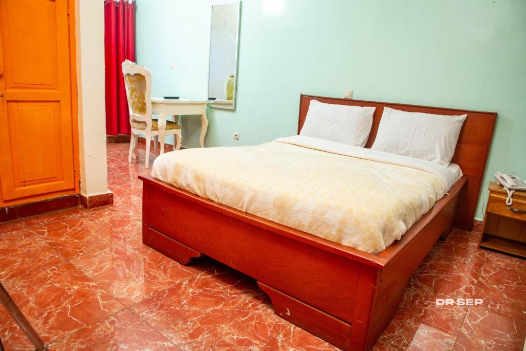 Postel nebo postele na pokoji v ubytování CERGY PONTOISE Hôtel Bafoussam