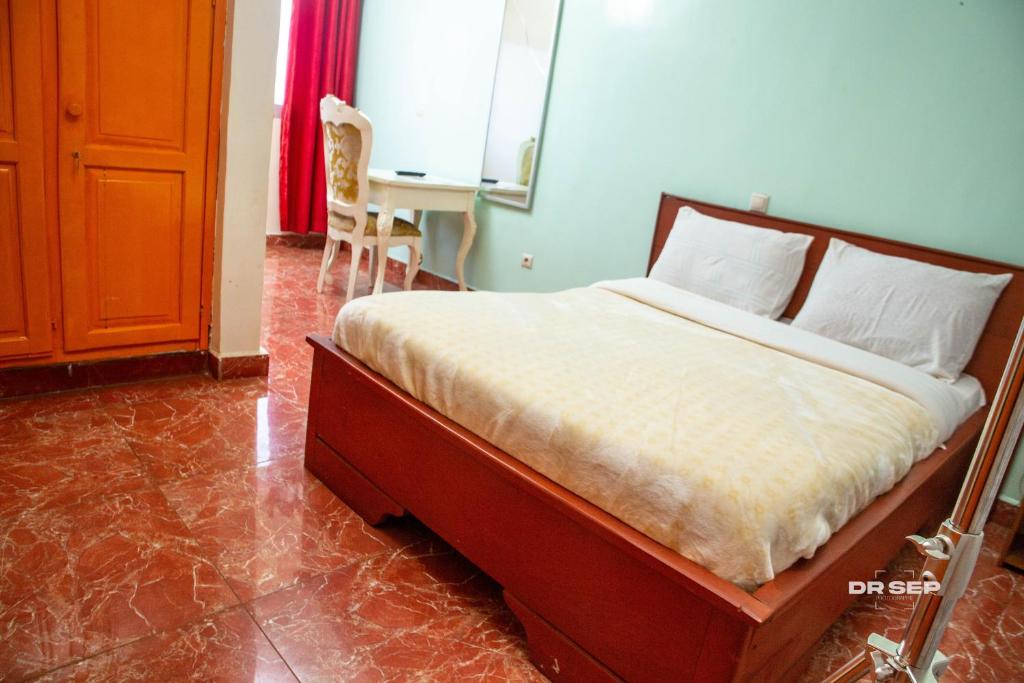 Postel nebo postele na pokoji v ubytování CERGY PONTOISE Hôtel Bafoussam
