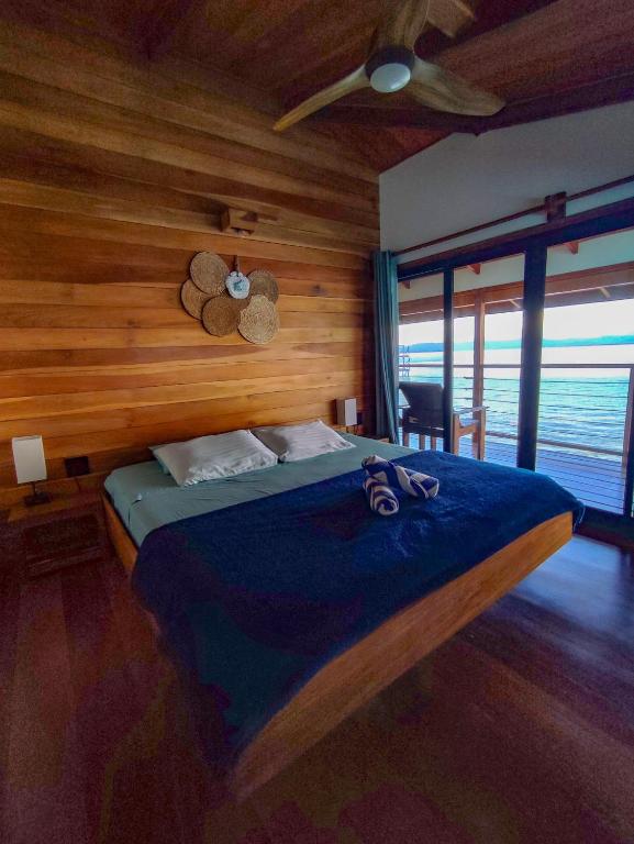 Postel nebo postele na pokoji v ubytování Bahia Coral Lodge