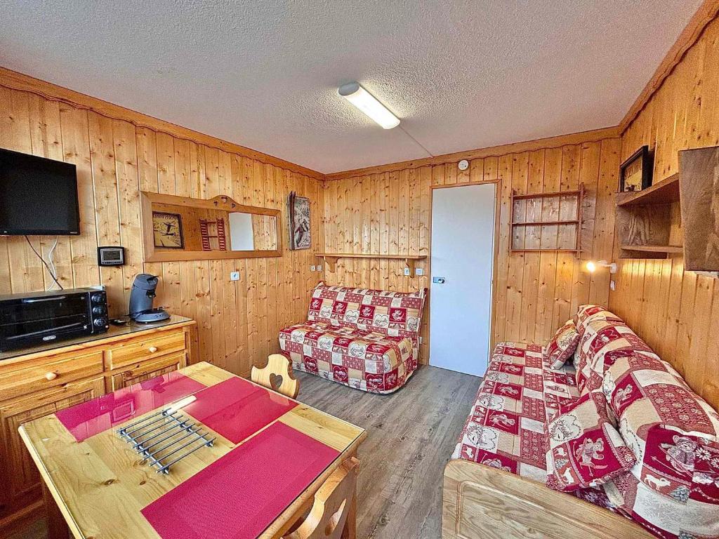 un salon avec un canapé et une table dans l'établissement Studio idéal couple, au pied des pistes avec balcon et équipements complets - Les Menuires - FR-1-452-102, aux Menuires