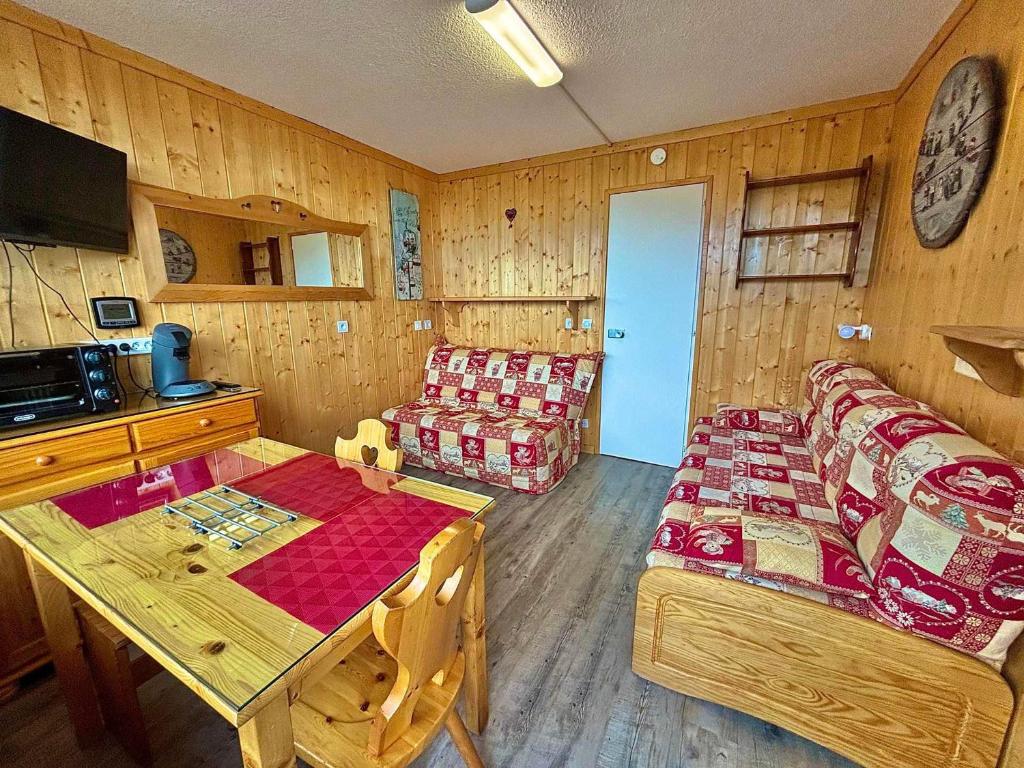 un salon avec un canapé et une table dans une pièce dans l'établissement Studio rénové, centre station, pied des pistes, 2 pers, balcon, équipements modernes - FR-1-452-120, aux Menuires