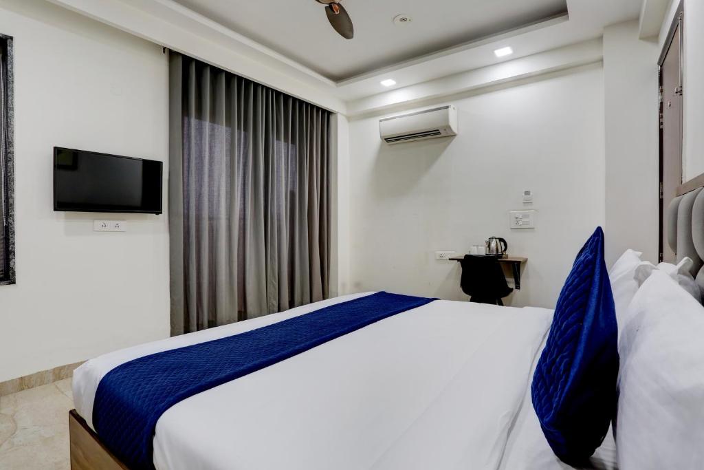 Postel nebo postele na pokoji v ubytování Hotel Grey Medicity Modern Rooms, Prime Location, Affordable Rates I Near Medanta