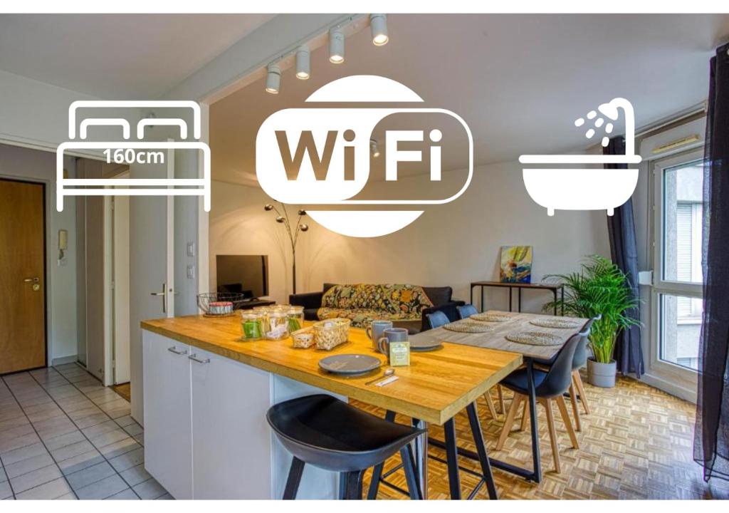 - une cuisine et une salle à manger avec un panneau mural dans l'établissement Part Dieu, très belle résidence, à Lyon