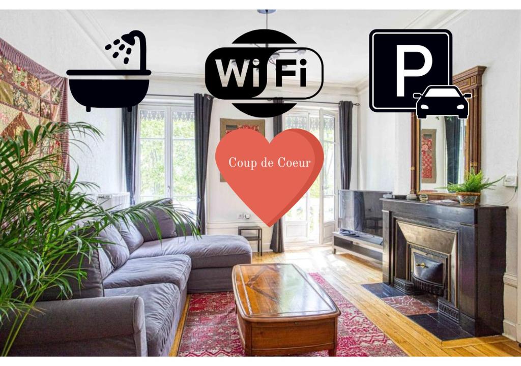 - un salon avec un canapé et un panneau cardiaque dans l'établissement PORTE DU VIEUX LYON, vue sur la saône, à Lyon