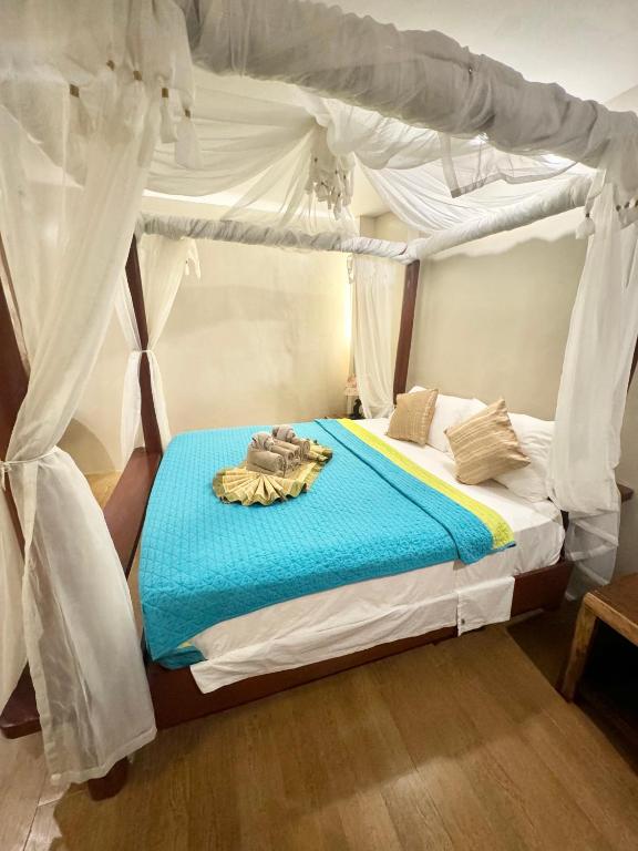 Postel nebo postele na pokoji v ubytování White Beach Suites Boracay