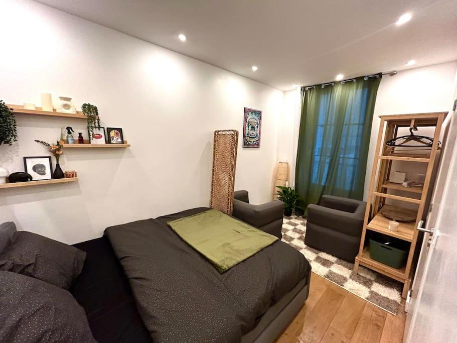 un salon avec un lit et un canapé dans l'établissement Paris 2Pièces 2 salles de bain, à Paris