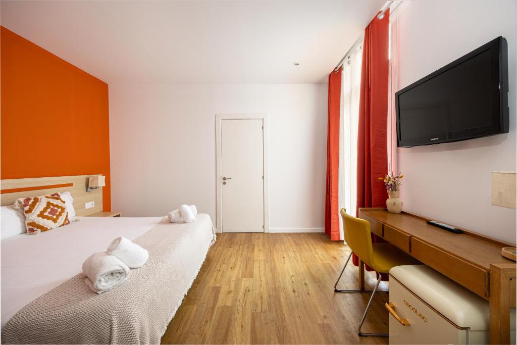A bed or beds in a room at Hostal Barcelona Centro