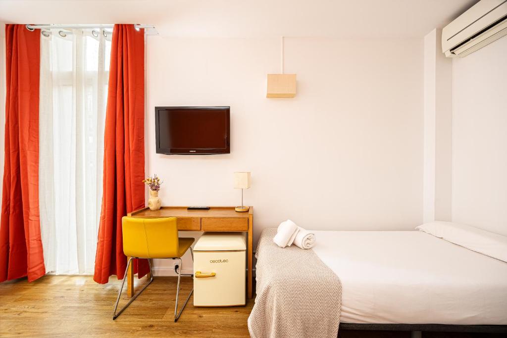 A television and/or entertainment centre at Hostal Barcelona Centro