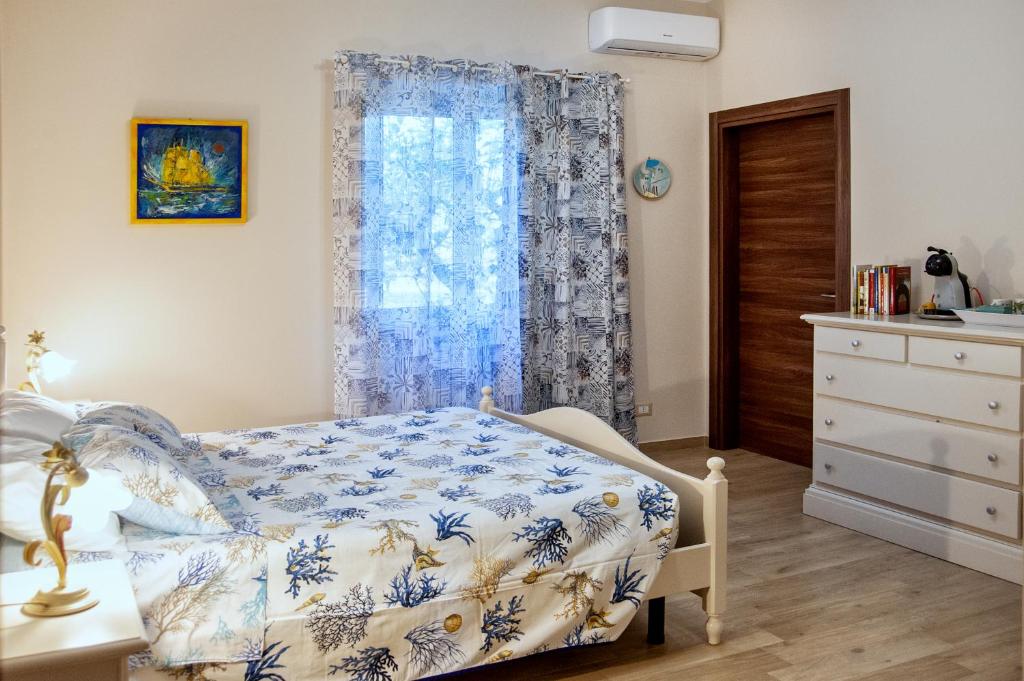 Postel nebo postele na pokoji v ubytování la casa nei castelli