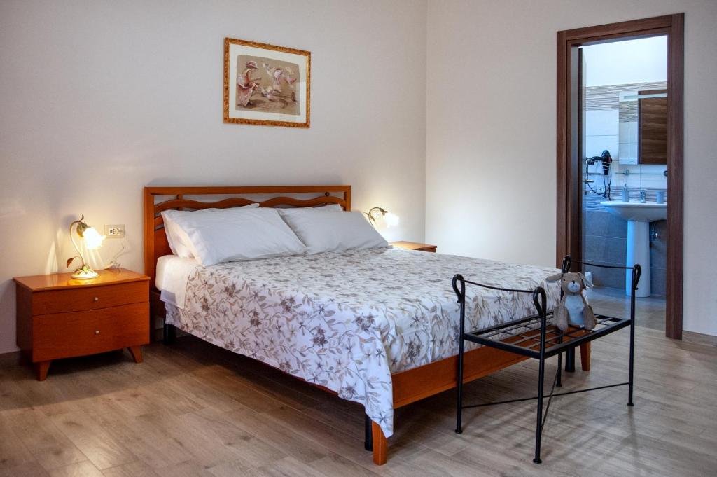 Postel nebo postele na pokoji v ubytování la casa nei castelli