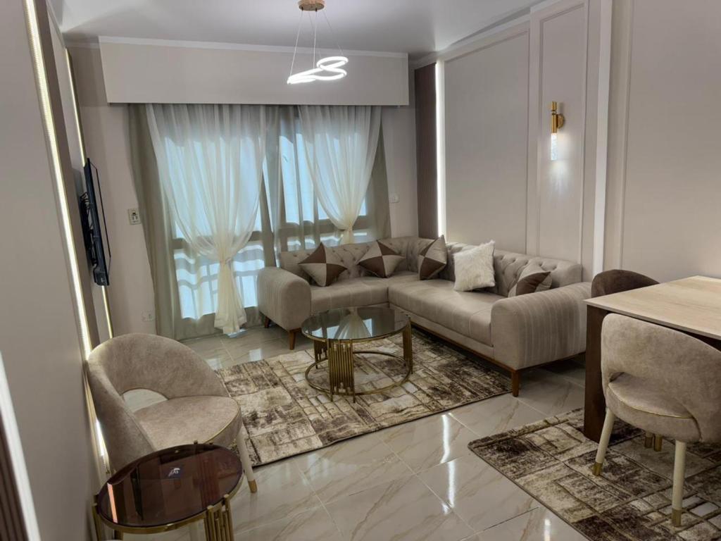 un salon avec un canapé, une table et des chaises dans l'établissement القاهرة الجديدة مدينتي, à Madinaty
