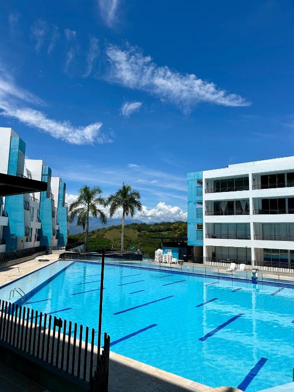 a large swimming pool in front of a building at Apartamento Vacacional San Jerónimo in Medellín