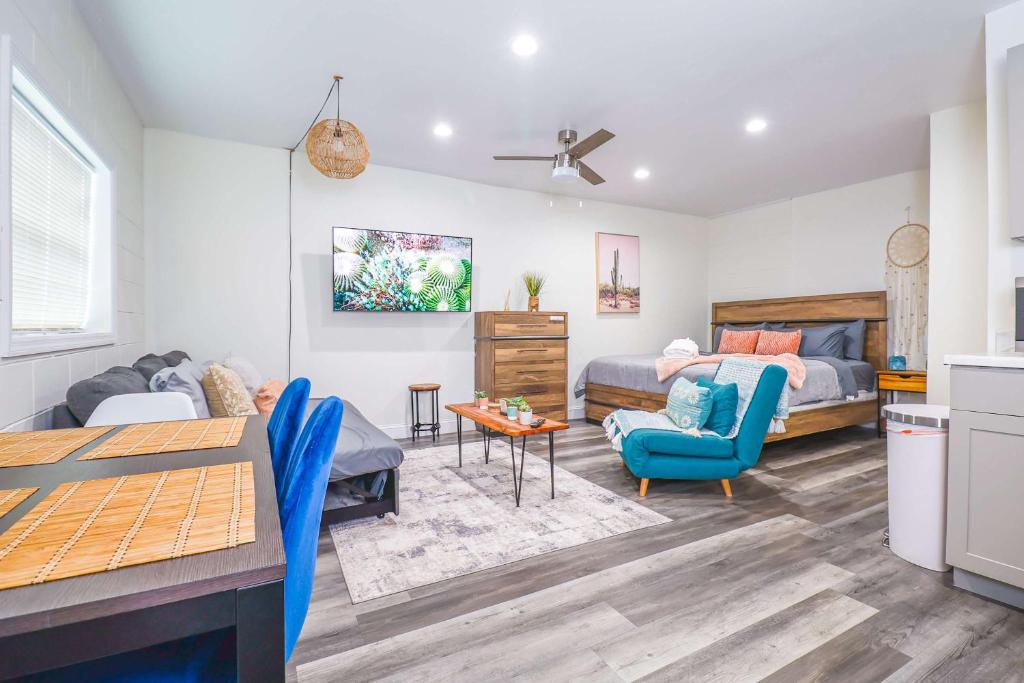 奥兰多NEW Designed Apt 2023 NrUCF PETSOk PrivateEntry的带床和沙发的客厅