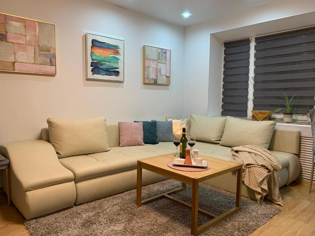Posezení v ubytování Family-Friendly 2-BedRoom Apt Free Parking