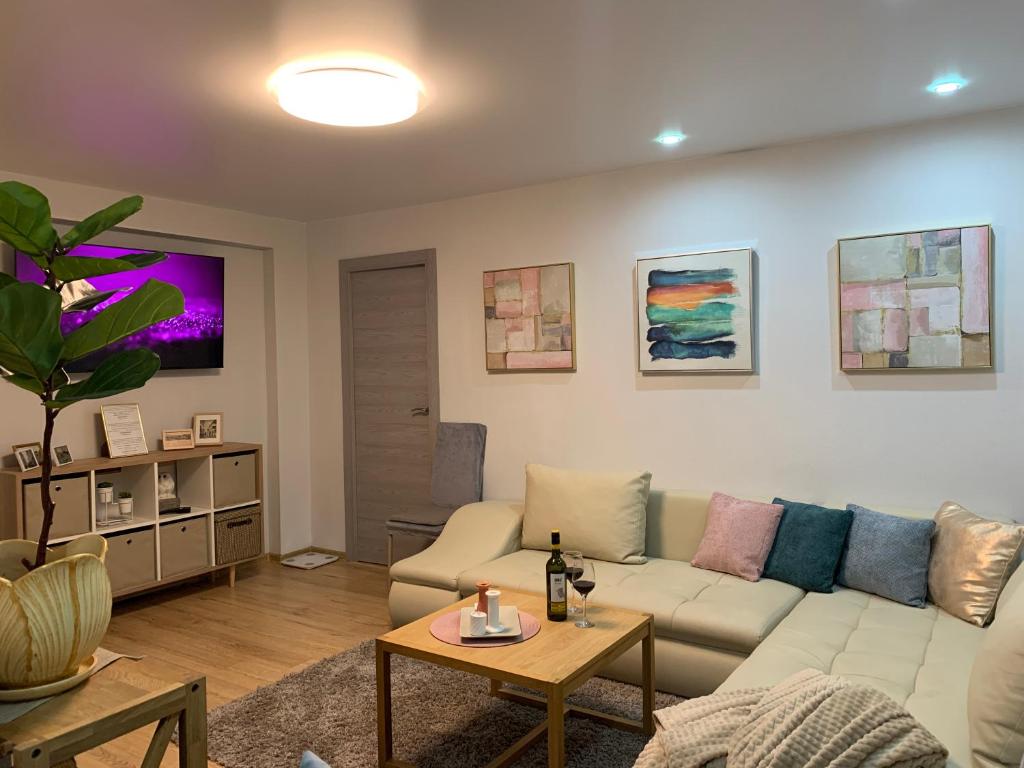 Posezení v ubytování Family-Friendly 2-BedRoom Apt Free Parking