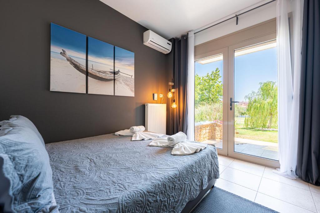 Ένα ή περισσότερα κρεβάτια σε δωμάτιο στο New Sun and Sea Apartment in a 4 acres garden