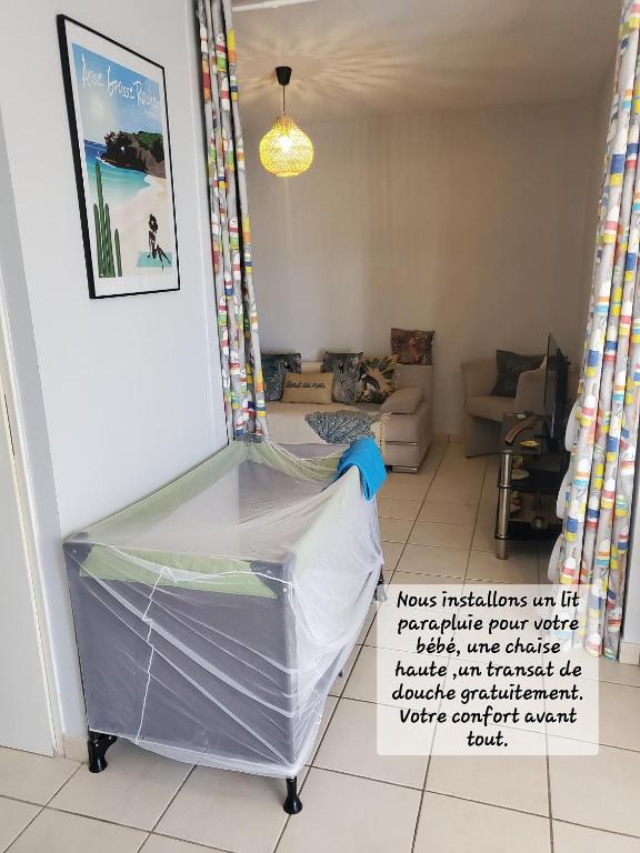 Postel nebo postele na pokoji v ubytování Joli T2 L'Oasis vue mer des Caraïbes proche des plages