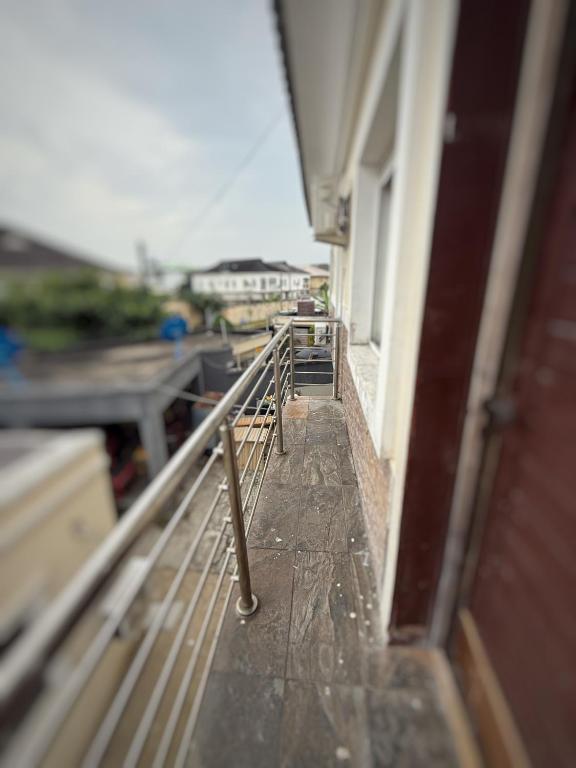 Balkón nebo terasa v ubytování Balcony Teal Snug Open-Plan Studio Unit in Lekki Phase 1-Netflix, Wi-Fi, 24-7 Light, Washer, Kitchen