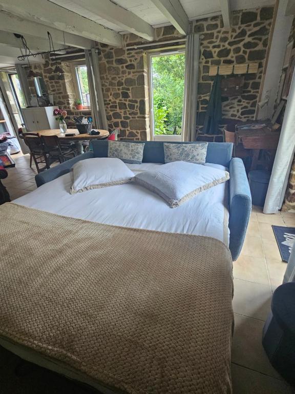 Postel nebo postele na pokoji v ubytování Ker Adèle, longère cosy au cœur d'un bois