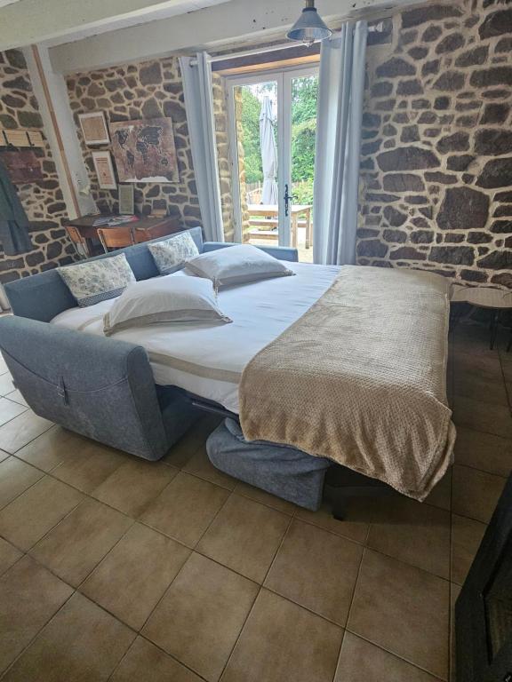 Postel nebo postele na pokoji v ubytování Ker Adèle, longère cosy au cœur d'un bois