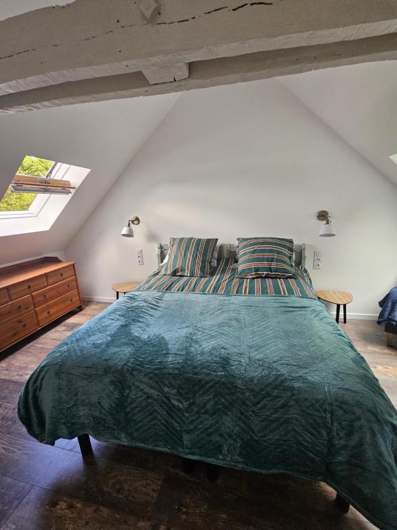 Postel nebo postele na pokoji v ubytování Ker Adèle, longère cosy au cœur d'un bois