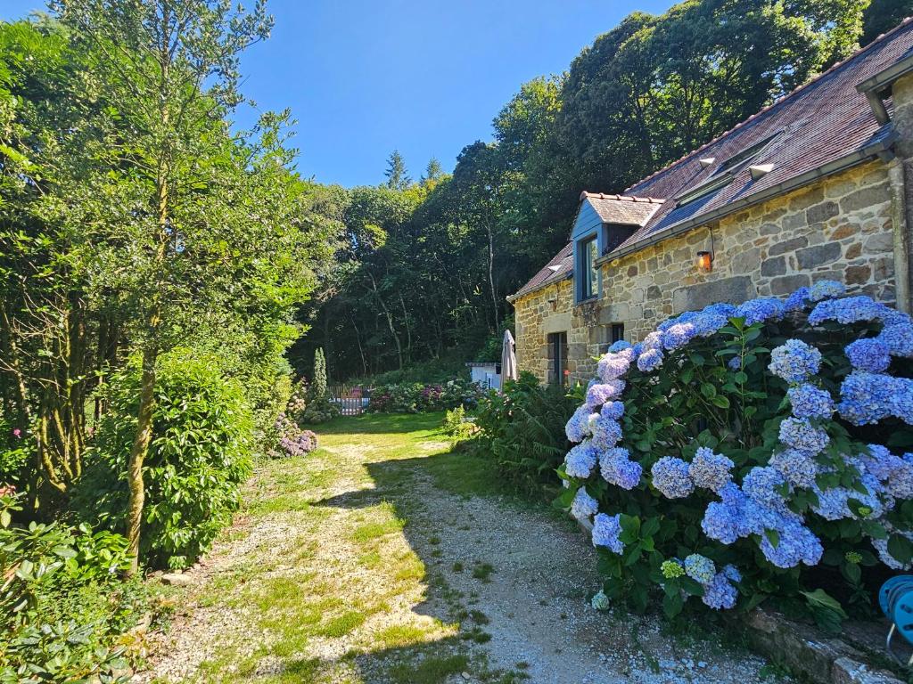 Zahrada ubytování Ker Adèle, longère cosy au cœur d'un bois