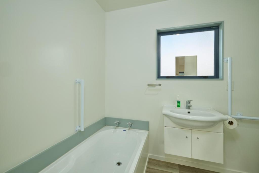 Location with Ocean and Mountain Views - Resim 3