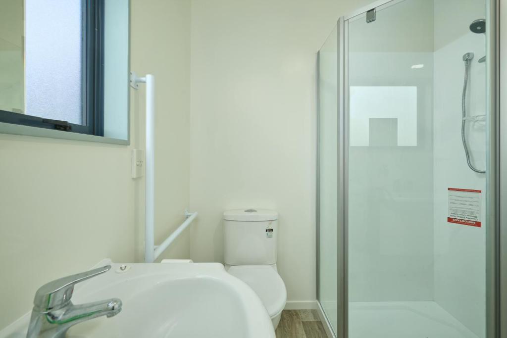 Location with Ocean and Mountain Views - Resim 8