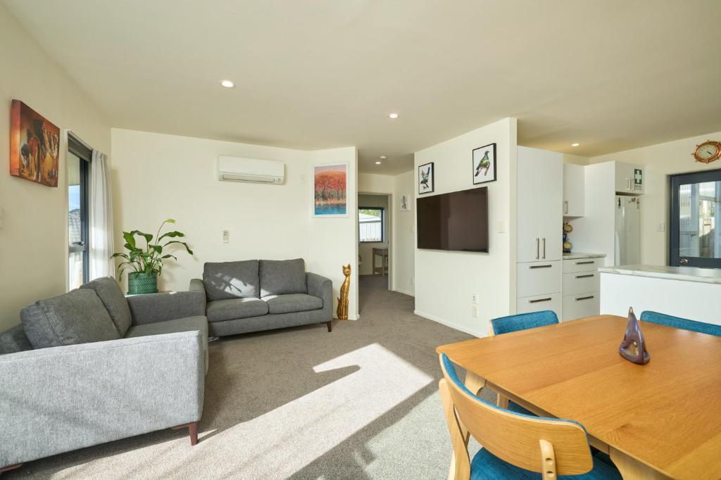 Location with Ocean and Mountain Views - Resim 5