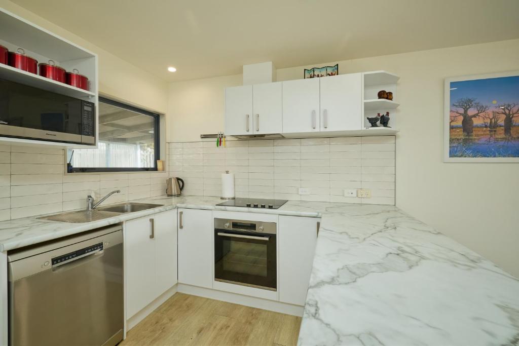 Location with Ocean and Mountain Views - Resim 10