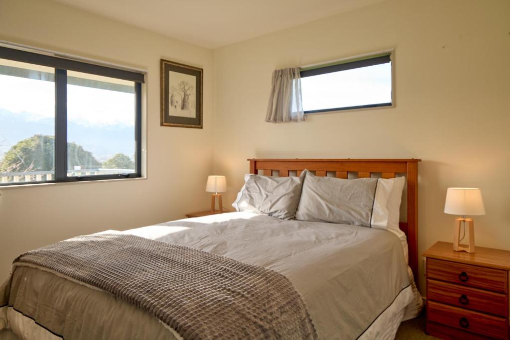 Location with Ocean and Mountain Views - Resim 11