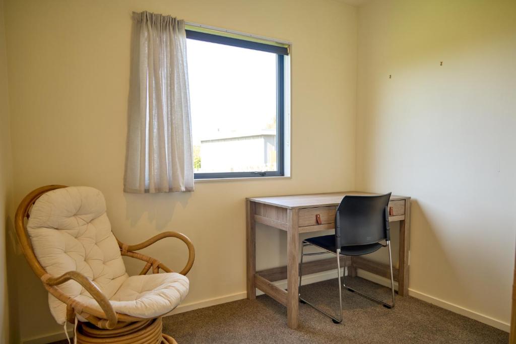 Location with Ocean and Mountain Views - Resim 12