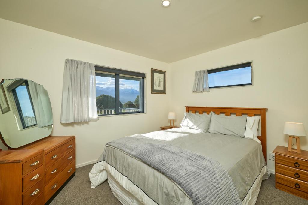 Location with Ocean and Mountain Views - Resim 7