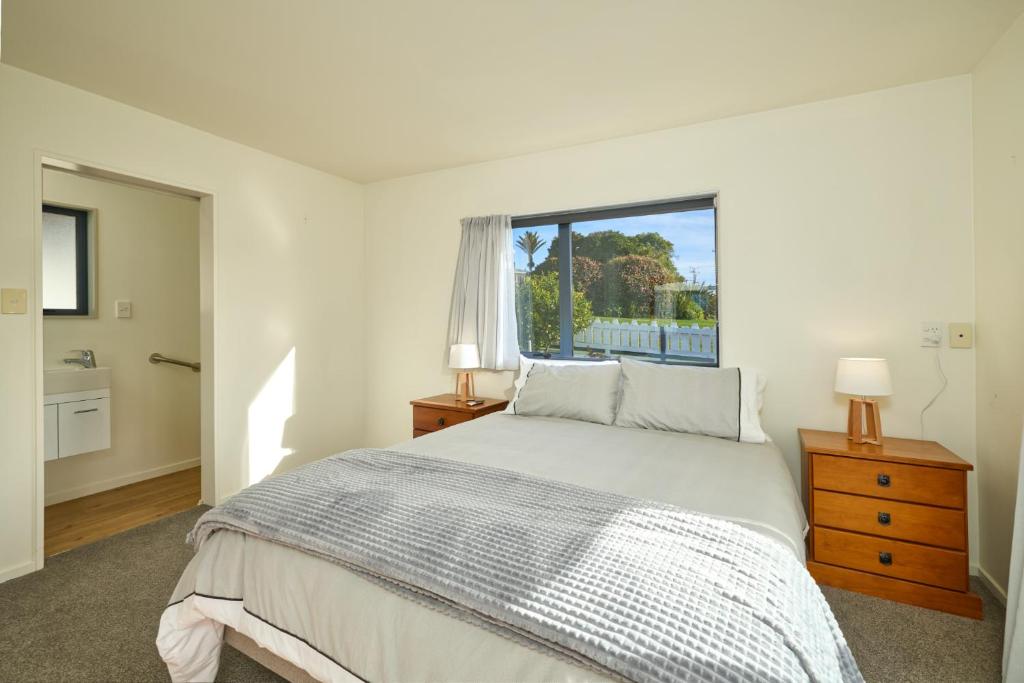 Location with Ocean and Mountain Views - Resim 14