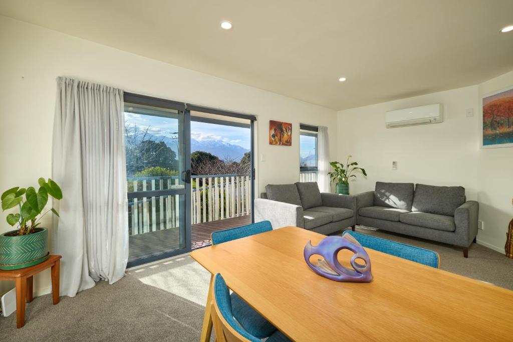 Location with Ocean and Mountain Views - Resim 15