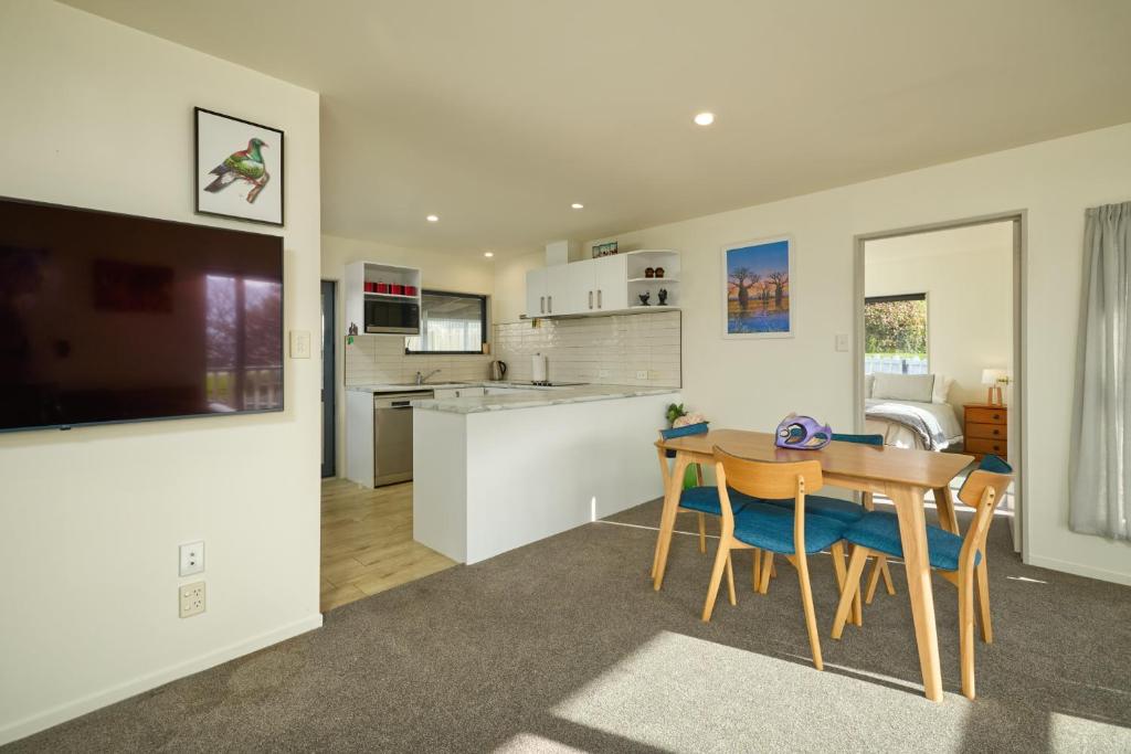 Location with Ocean and Mountain Views - Resim 4