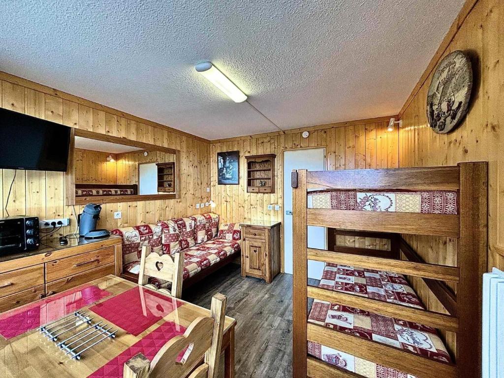 une chambre avec des lits superposés et un salon dans l'établissement Résidence Chaviere - Joli Studio 2 personnes en plein coeur de la station MAE-4034, aux Menuires