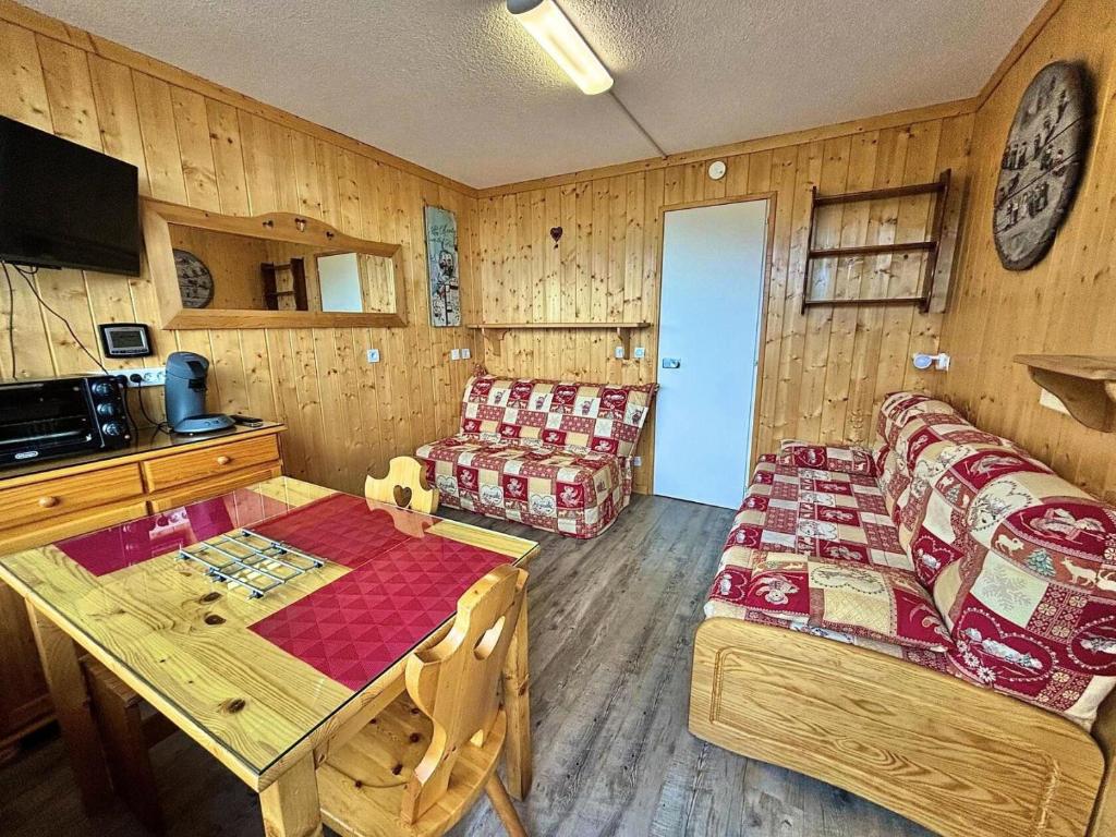 - une chambre avec un canapé et une table dans l'établissement Résidence Chaviere - Joli studio entièrement rénové au centre de la station MAE-4024, aux Menuires