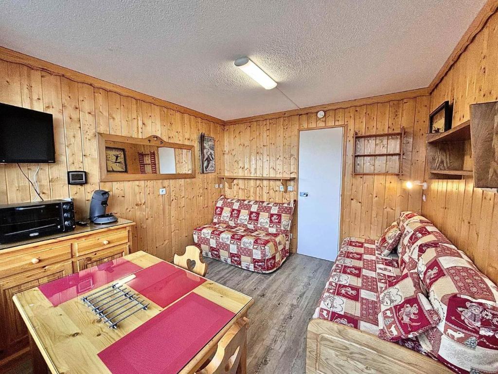 un salon avec un canapé et une table dans l'établissement Résidence Chaviere - Studio au pied des pistes idéal couple MAE-4054, aux Menuires